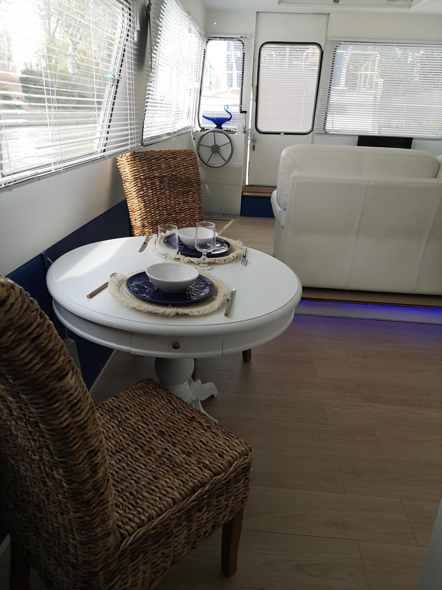Botel Bateau Mama Mia